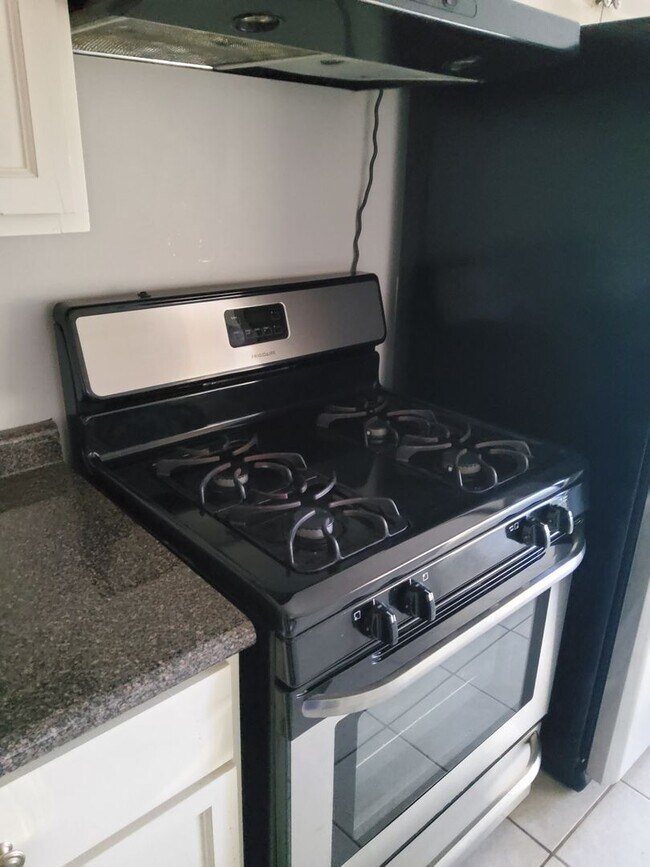 Building Photo - Welcome to this charming 3-bedroom, 1-bathroom home located in the vibrant city of Memphis, TN