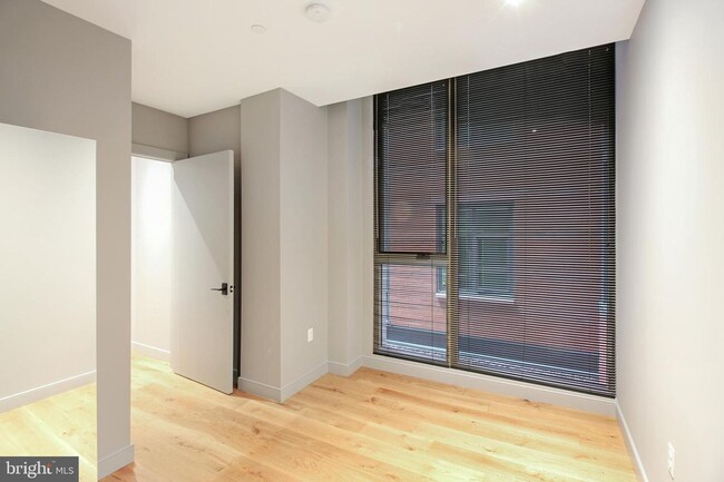 Building Photo - Luxurious 5-Bedroom Unit in Mt Vernon Square