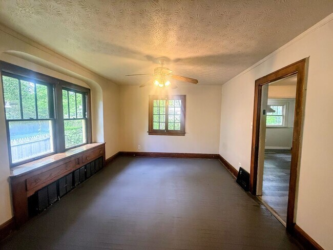 Building Photo - Four bedroom one bathroom home for rent