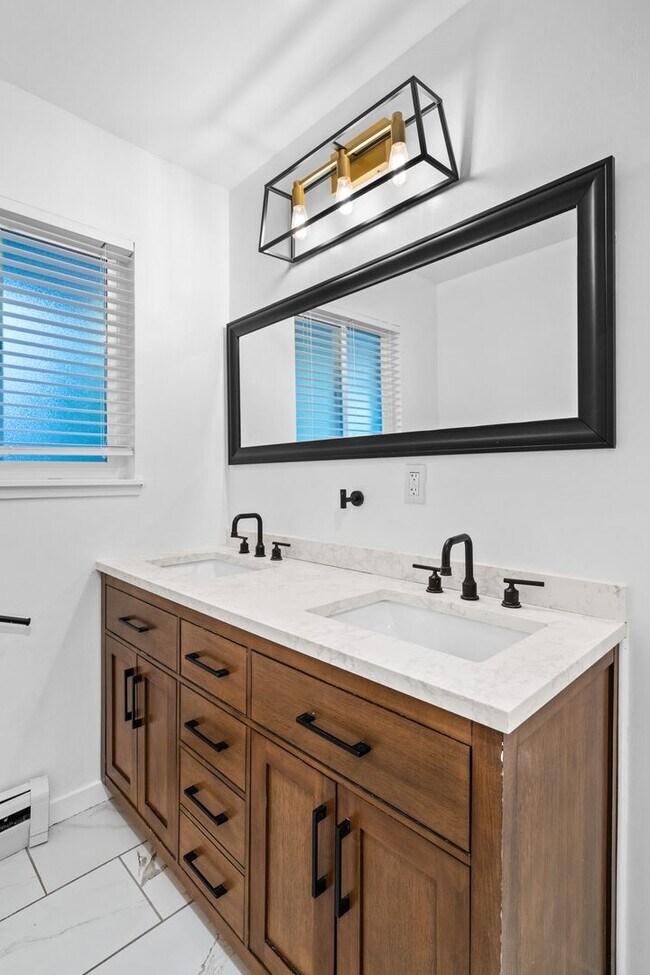 Building Photo - Charming and Renovated 4 Bedroom 2 Bathroo...