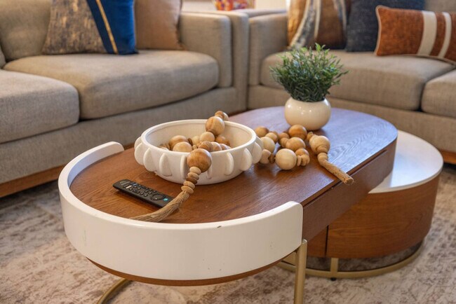 Building Photo - 1157 E Sego Lily Dr