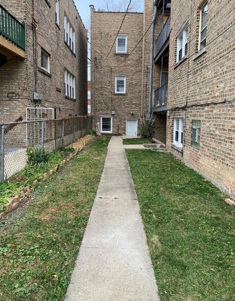 Building Photo - 3318 N Leclaire Ave