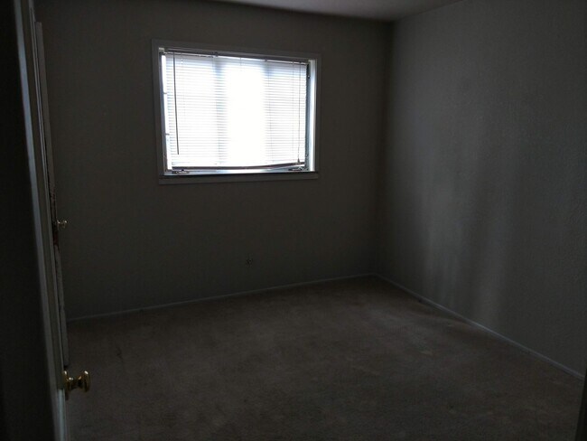 Building Photo - 2610 Azalea St