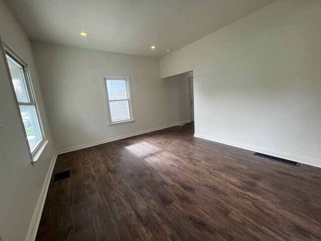 Building Photo - Charming Home
