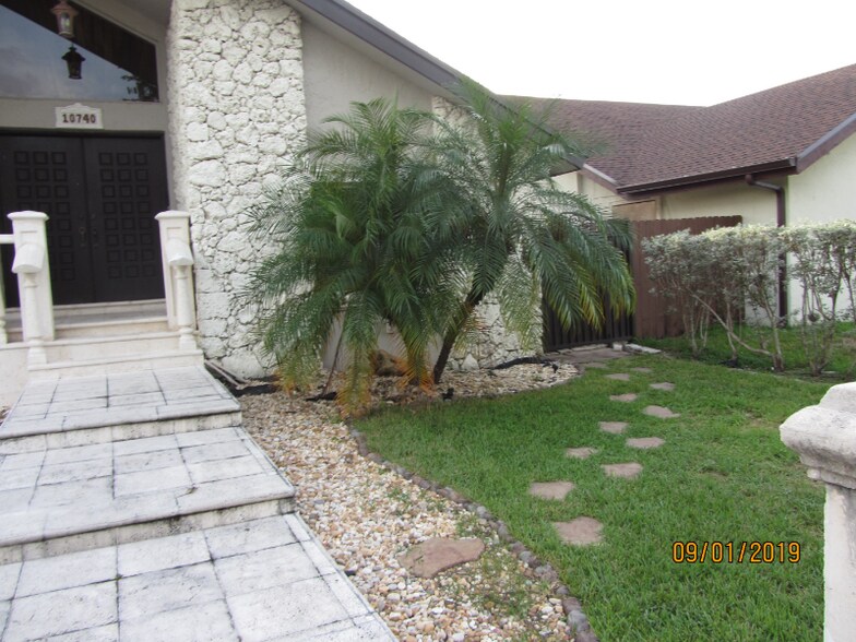 Building Photo - 10740 SW 142nd Ave