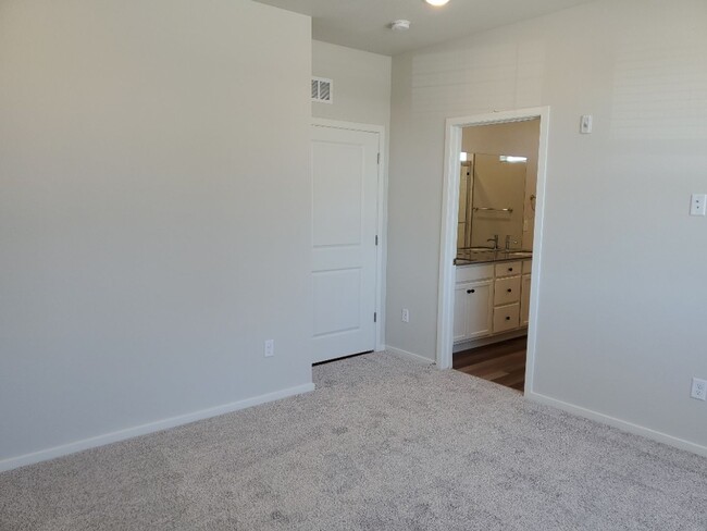 Building Photo - Modern 2 Bed / 2 Bath 1st Floor Condo w/ 1...