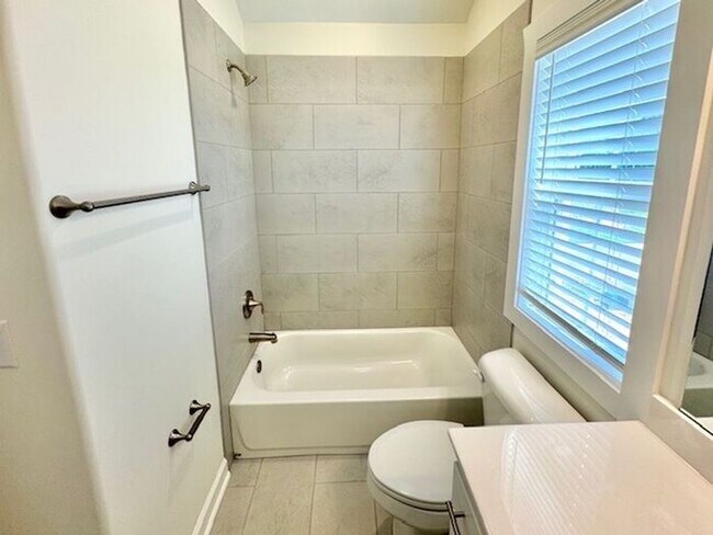 Building Photo - Now Leasing at Cedar Bluff – 4BR Townhomes...
