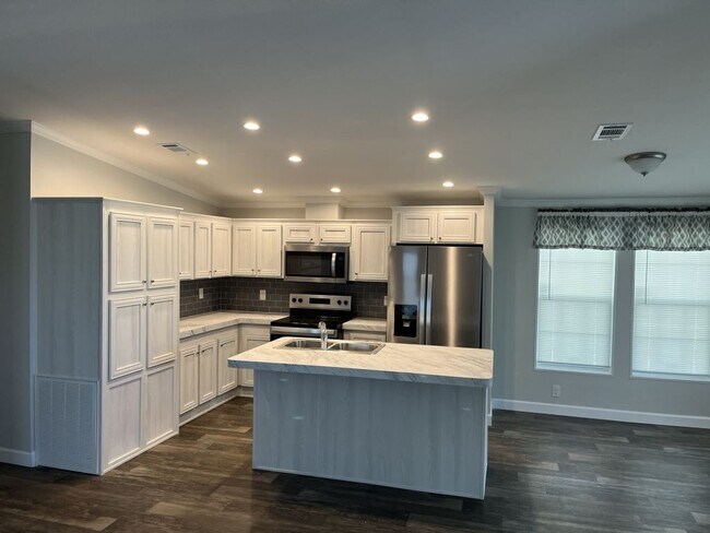 Building Photo - 349 Talbot St