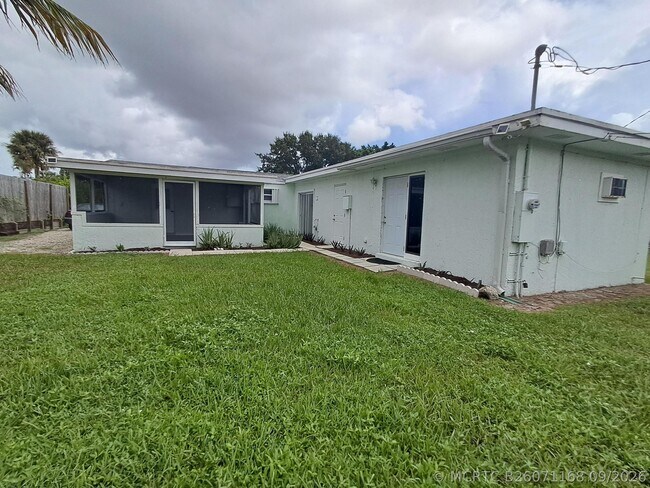 Building Photo - 3643 Betty Ann Ct W