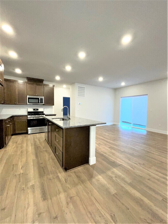 Building Photo - 18405 SW Buckhorn Dr