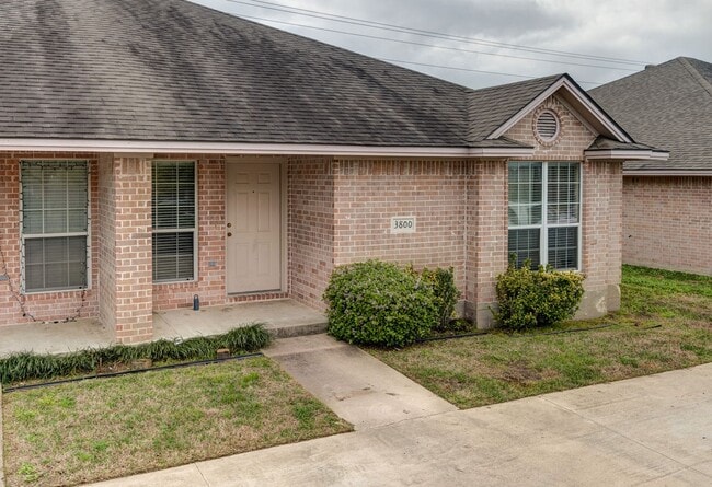 Building Photo - Beautiful 3 Bed, 3 Bath Duplex in South College Station!