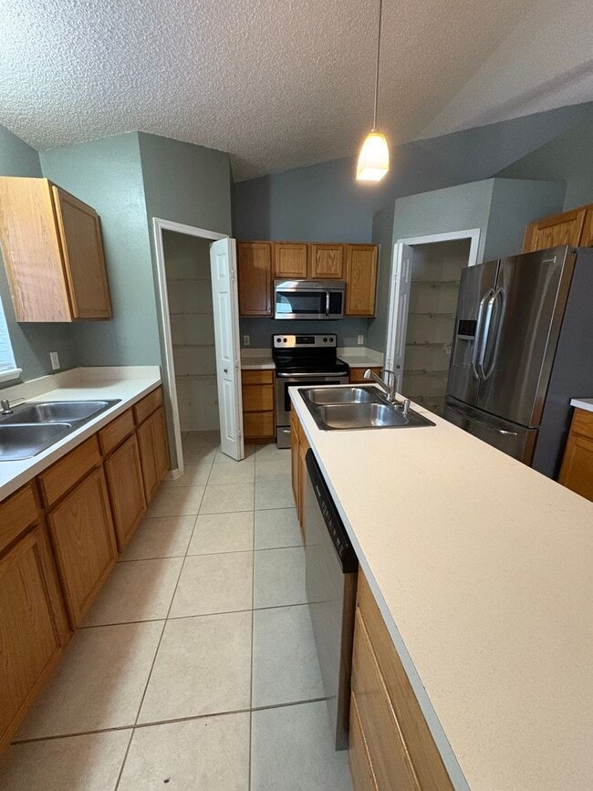 Building Photo - Wonderful 4 bedroom plus bonus room BEAUTY   call Sheila or text 407-687-7900