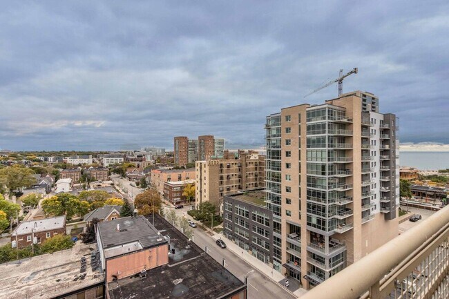 Building Photo - 1550 E Royall Pl