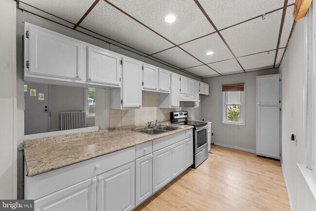 Building Photo - 158 W Butler Ave