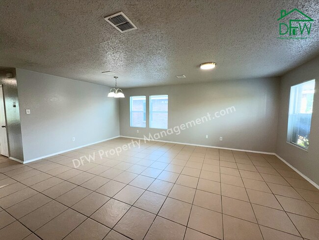 Building Photo - Spacious 4-Bedroom Home with Fireplace & Large Backyard in SW Fort Worth