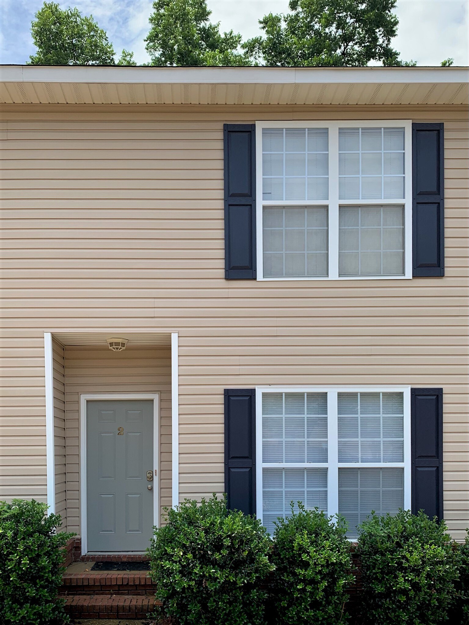 Front - 423 N Donahue Dr