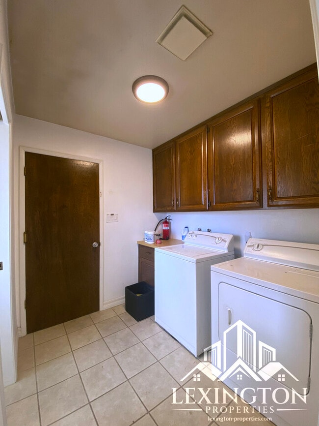 Building Photo - Beautiful, 3BD/2BA +Bonus Rooms, Bungalow ...