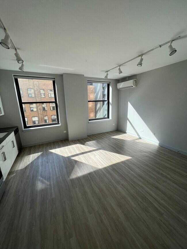 Building Photo - 331 S Wells St