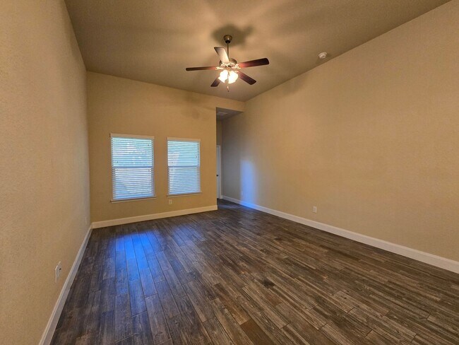 Building Photo - Walk to Historic Gruene! Fridge Included /...