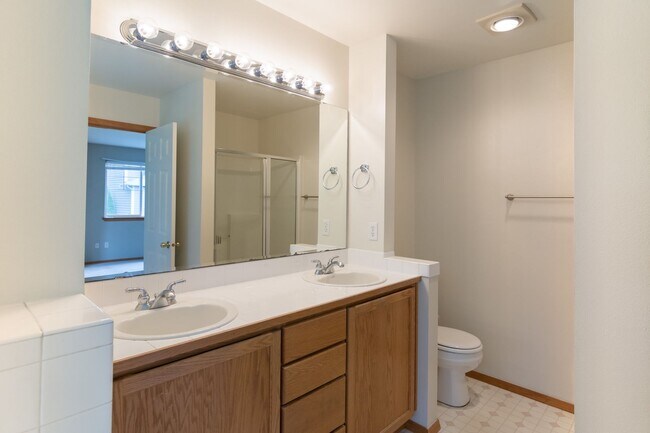 Building Photo - Large Updated 5 Bed SPLIT-LEVEL Kenmore Home!