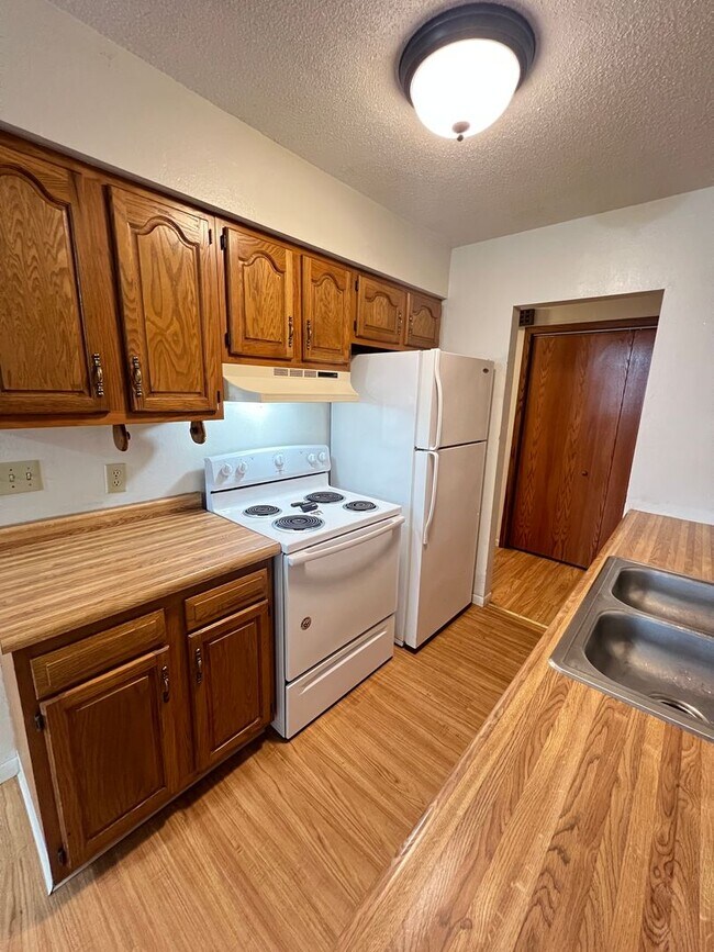 Building Photo - One level living w/ Attached Garage Available July!