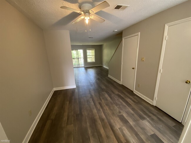 Building Photo - 2 br, 2.5 bath Townhome - Avery Close