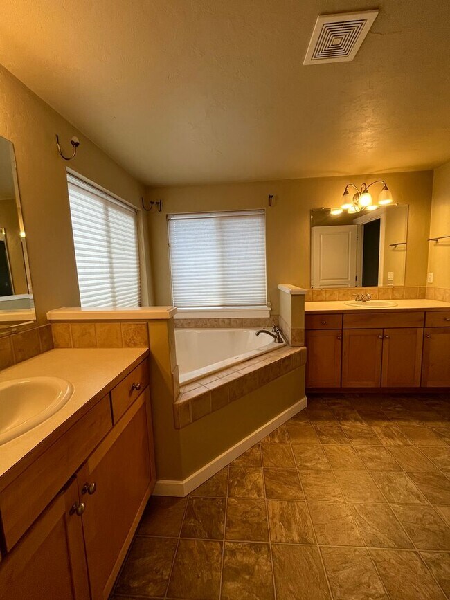 Building Photo - 4-Bedroom 2 1/2 Bathroom Home