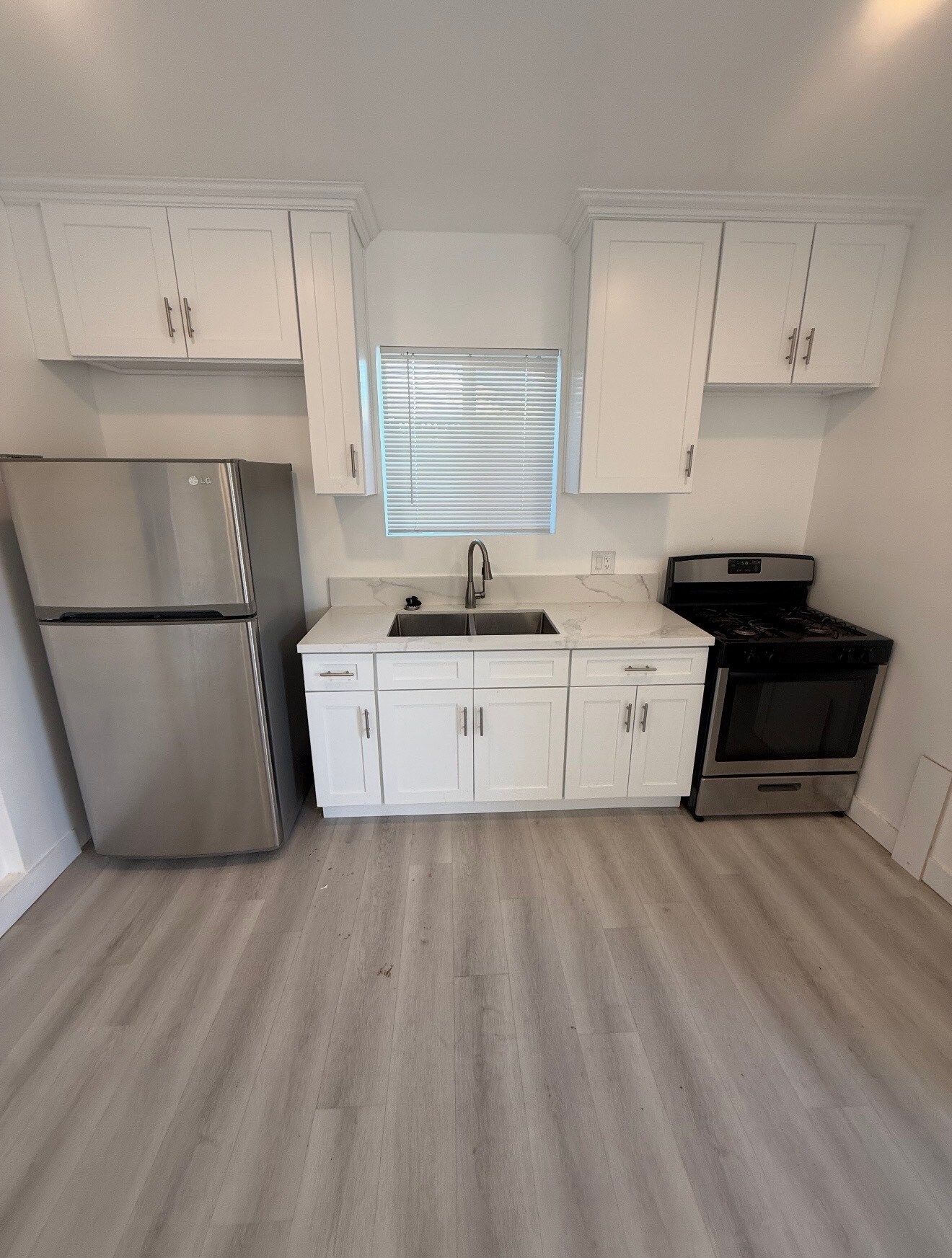 Building Photo - 449 S Pampas Ave