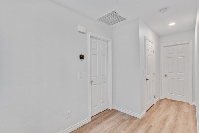 Building Photo - Spacious Three Story 3 Bed 3.5 Bath Smarth...