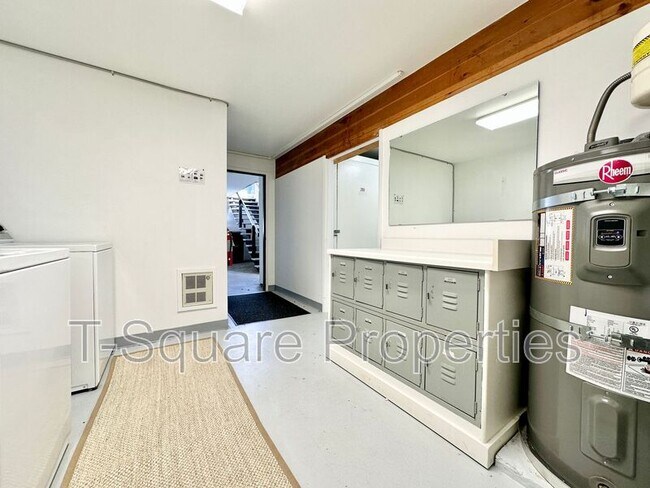 Building Photo - 325 5th Ave S