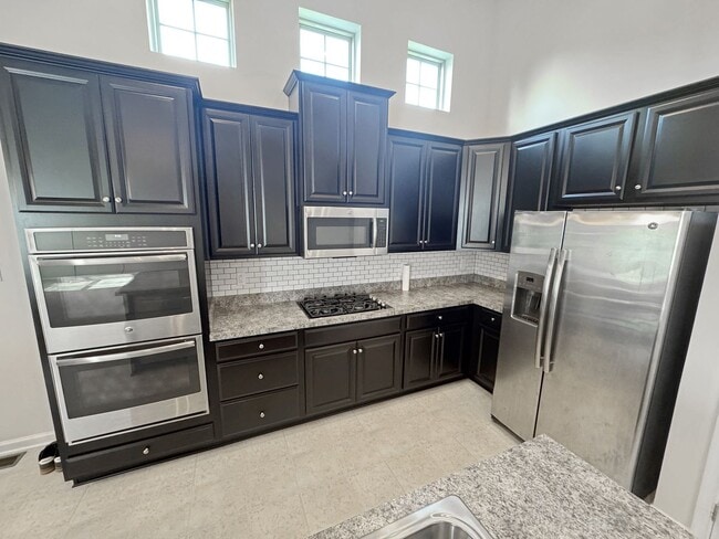 Building Photo - Stylish Living with Gas Cooking, Screened ...