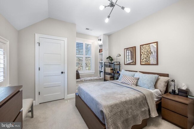 Building Photo - 323 S West St