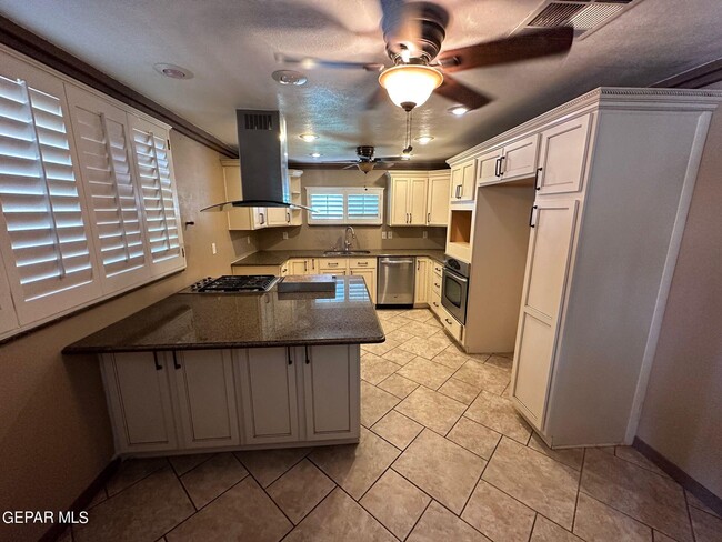 Building Photo - 408 Fresno Dr