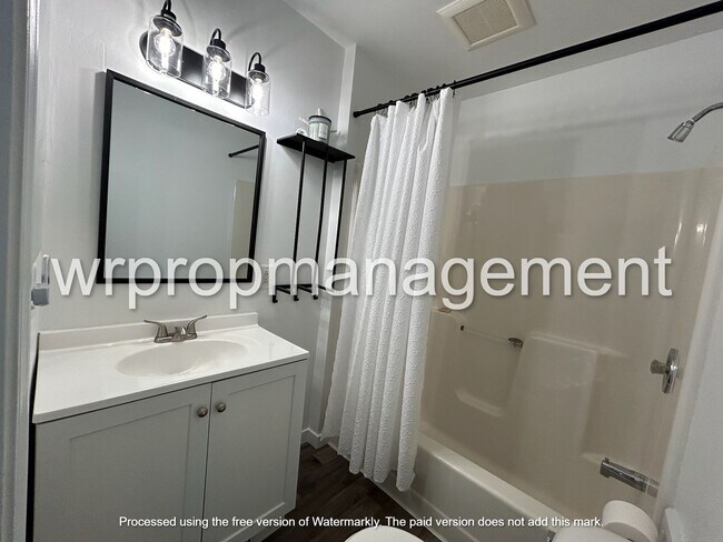 Building Photo - 3 Bed | 1 Bath | Detached 2-Car Garage | Washington Local Schools