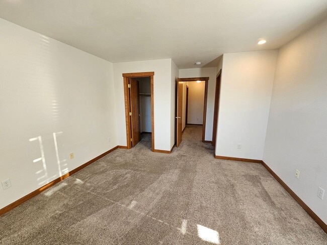 Building Photo - Lakefront Condo in Gated Community