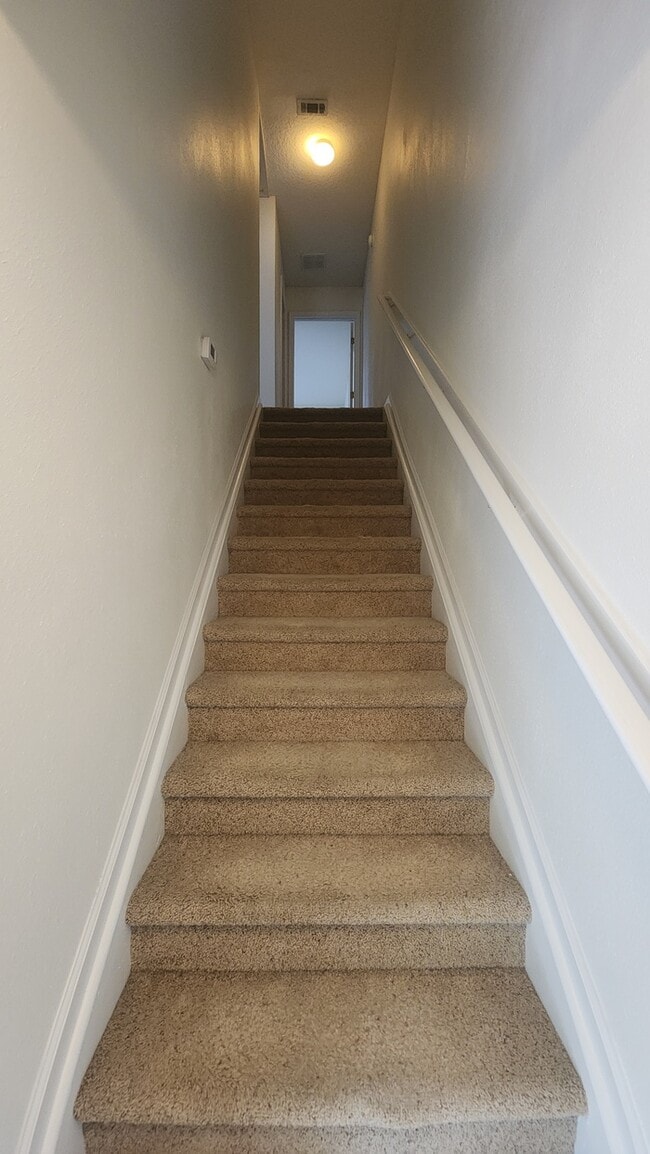 Building Photo - Lovely 2 bedroom move-in ready condo located in The Gables community!