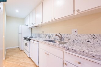 Building Photo - 951 Bancroft Rd