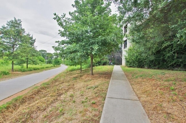 Building Photo - 400 Village Pkwy