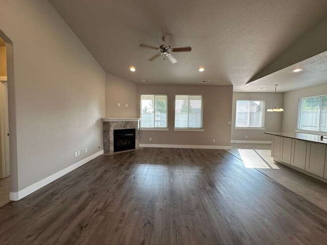 Building Photo - Centrally Located in Kennewick!