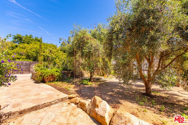 Building Photo - 20812 Hillside Dr