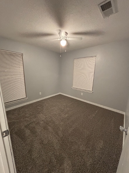 Building Photo - 901 Marilyn Dr