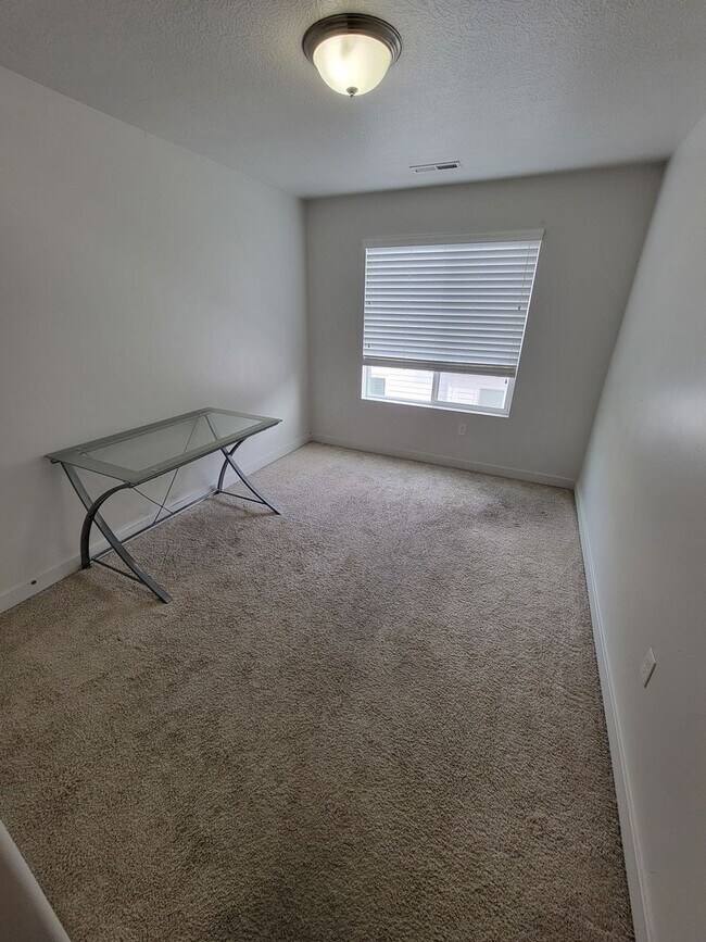 Building Photo - 4 Bedroom Town Home for Rent