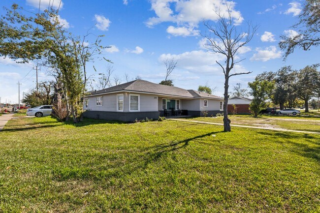 Building Photo - 1301 Oaks Dr