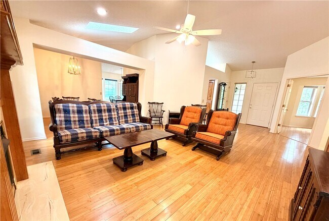 Building Photo - 11 Blakeney Ln