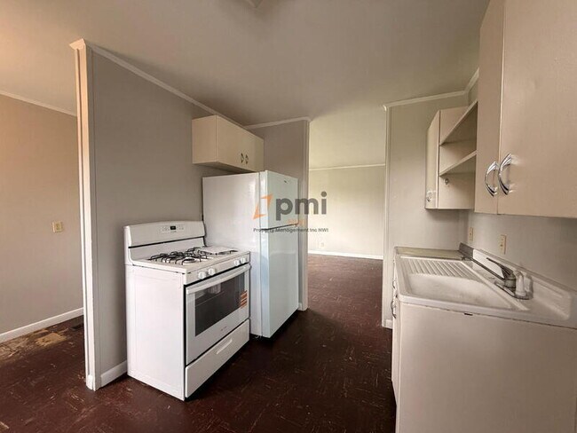 Building Photo - 3003 Oakdale Ave