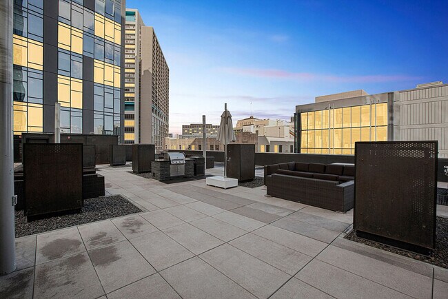 Building Photo - 8 10th St