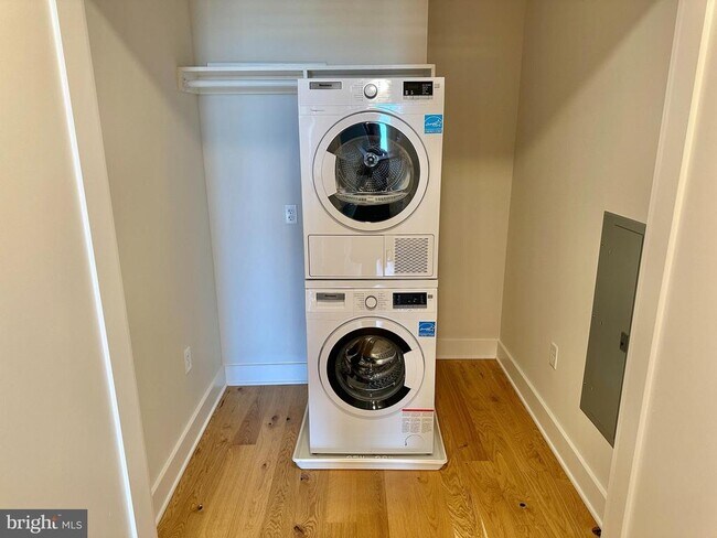 Building Photo - 1211 Van St SE