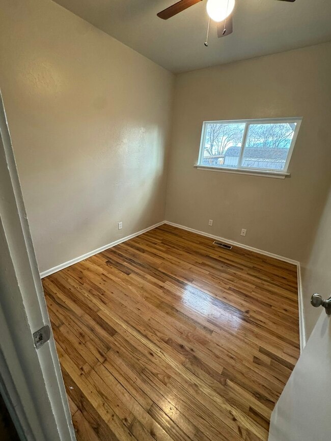 Building Photo - 1325 E 5th N