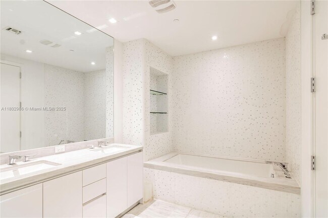 Building Photo - 16901 Collins Ave