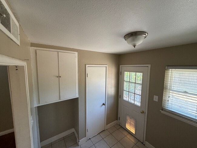 Building Photo - 4752 Crestview Dr
